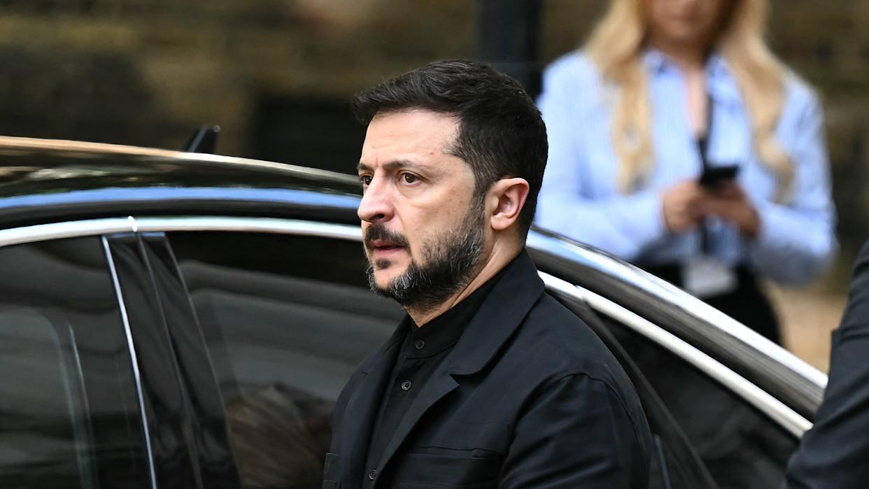 FOTO/ Pas 3 vitesh Zelensky heq uniformën ushtarake? Në Samitin e NATO-s del me kostum të zi