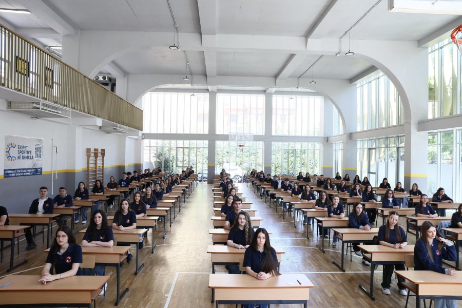 FOTO/ Pas 30 minutash provim, del teza e Matematikës në provimet e Maturës Shtetërore