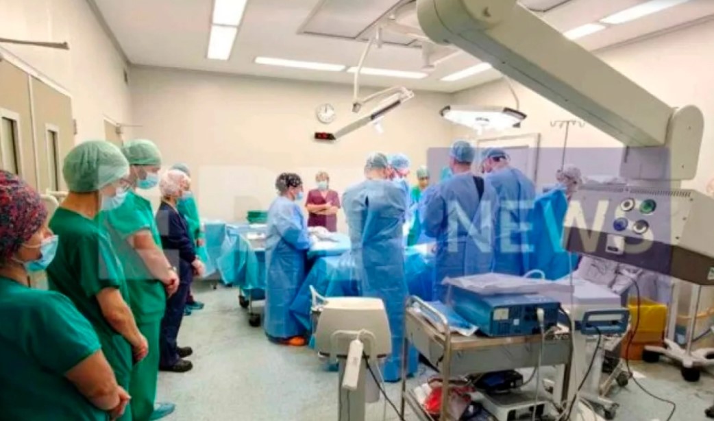 Foto që po i përlot të gjithë, mjekët nderojnë të miturin para se t’i heqin organet për dhurim