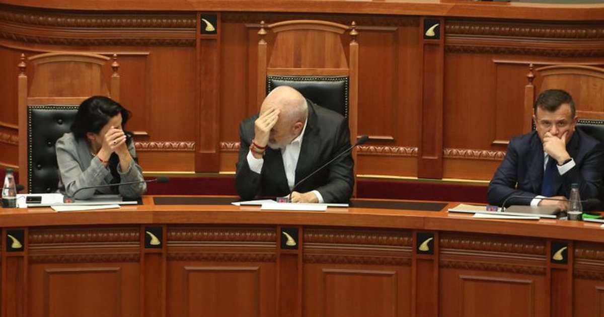 FOTO/ Rama rikthehet në Kuvend pas 6 muajsh mungesë