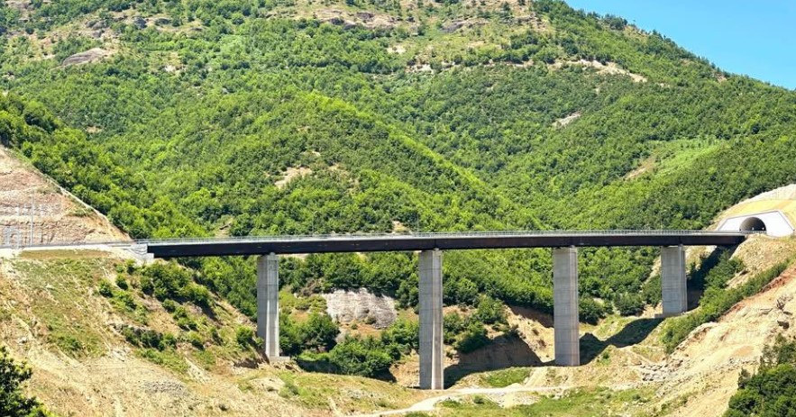FOTO/ Shkurton distancën Tiranë-Korçë, ja sa kanë avancuar punimet dhe kur pritet të përfundojë aksi Qukës– Qafë Plloçë
