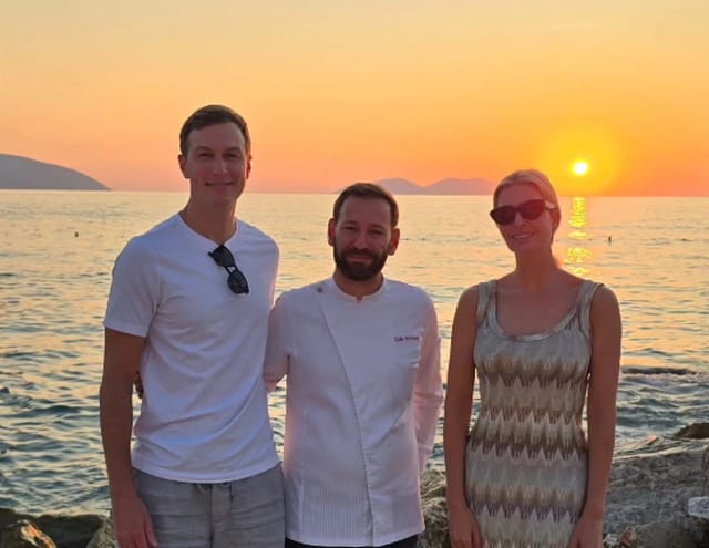 FOTOLAJM / Jared Kushner dhe Ivanka Trump vizitojnë Vlorën