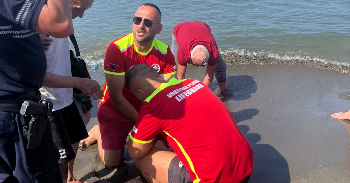 FOTOLAJM – Rrezikonte të mbytej në det, rojet e plazhit i shpëtojnë jetën të moshuarës nga Kosova…