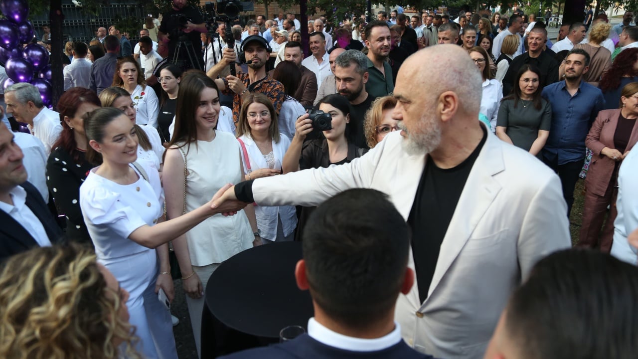 FOTOT/ Nga Zegjineja, te Sara Mila, Edi Rama me yjet e reja të PS! Çfarë nuk u pa nga ditëlindja e 34-të e Partisë Socialiste