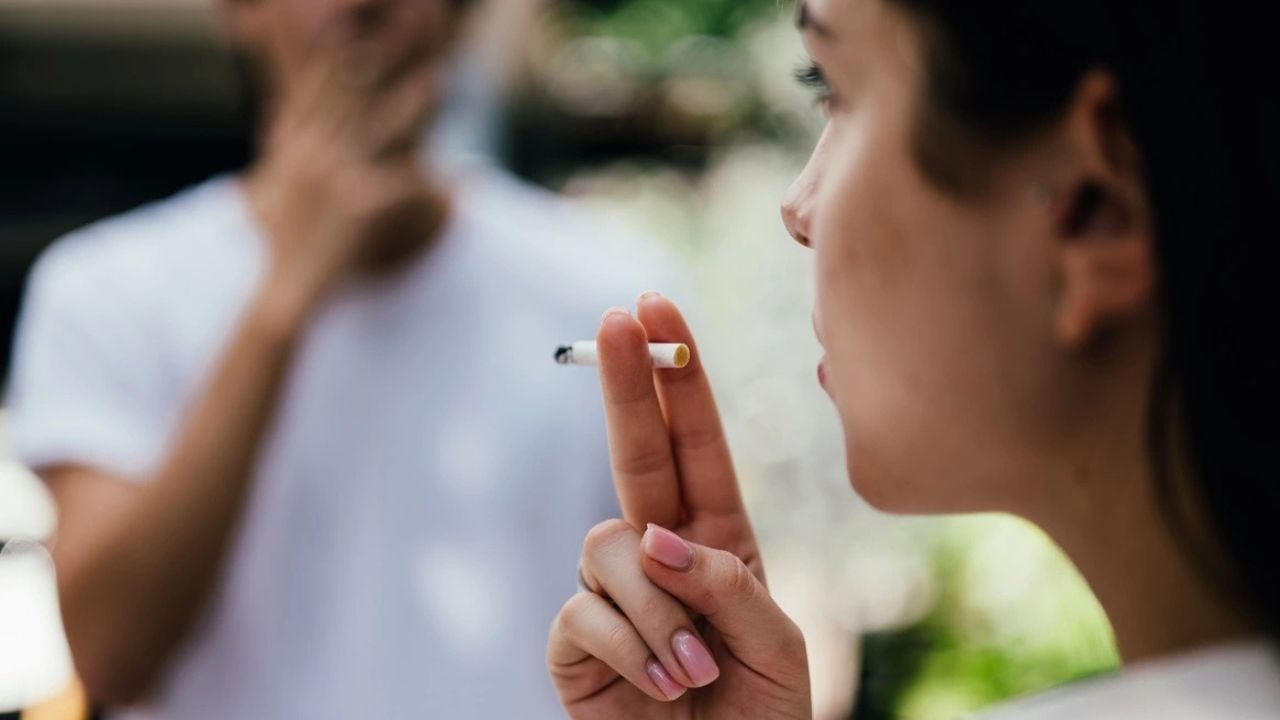 Franca ndalon me ligj konsumimin e cigares në parqe dhe plazhe, 135 deri në 700 euro gjobë për ata që kapen nga autoritetet