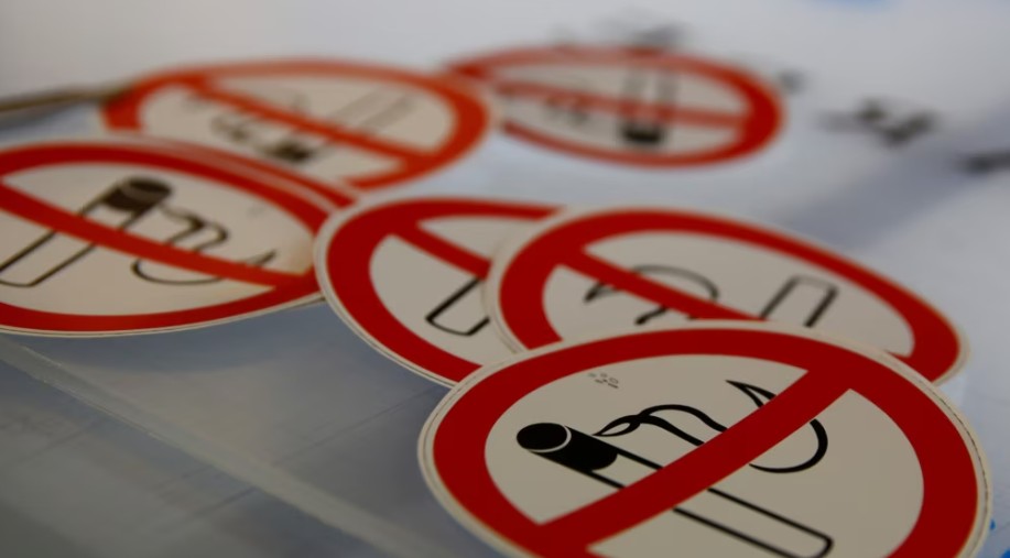 Franca ndalon pirjen e duhanit në plazhe, parqe dhe stacione autobusësh