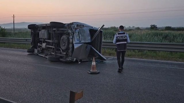 Furgoni me pasagjerë aksidentohet me “Benz”-in në aksin Fier-Lushnjë/ Shtatë të lënduar, tre në gjendje të rëndë