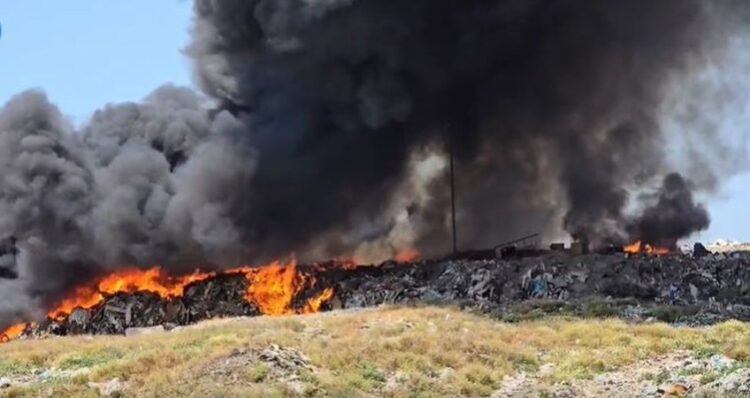 Fusha e mbetjeve përfshihet përsëri nga flakët, Vlora mbulohet nga tymi kancerogjen