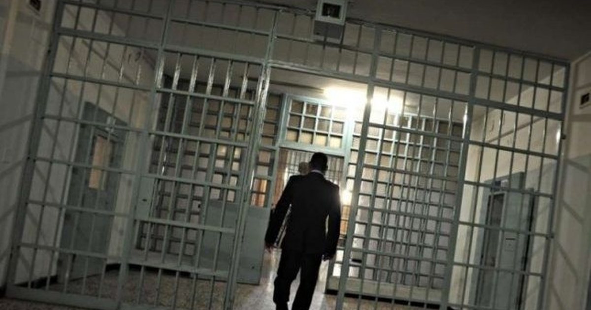 Fuste lëndë narkotike në qeli, arrestohet polici i burgut të Drenovës