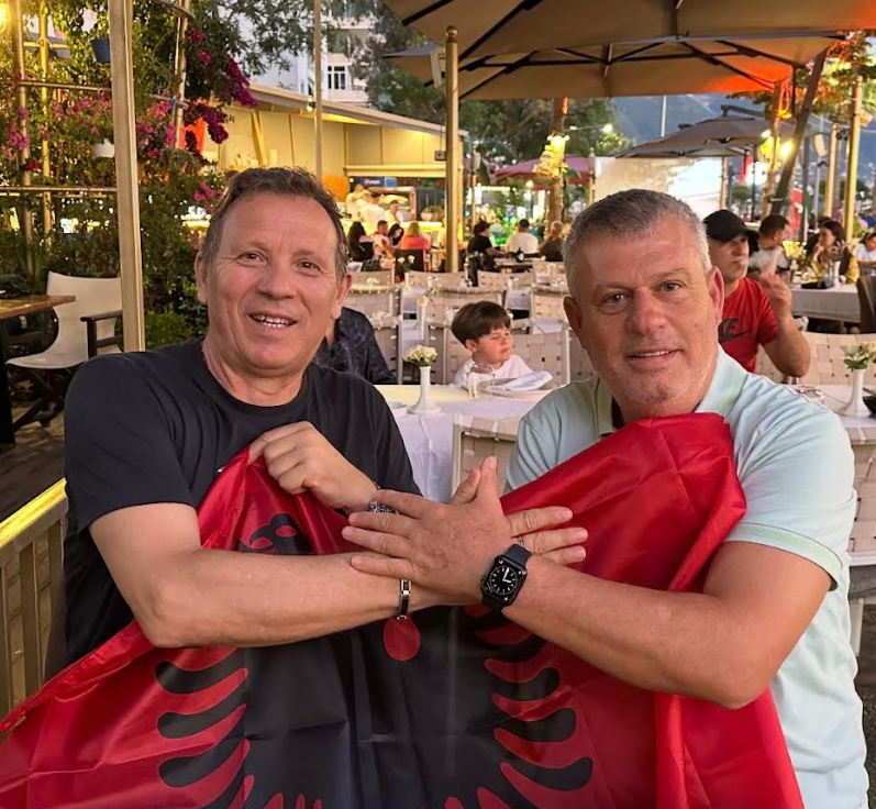 Futbollisti i mirënjohur Sokol Kushta, heroi shqiptar antiserb, po e ndjek ndeshjen nga Vlora. Nuk gjeti biletë!