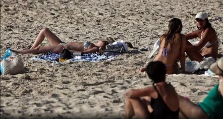 Gjatë natës shkëmbime raketash, ditën në plazh, jeta normale vijon në Tel Aviv