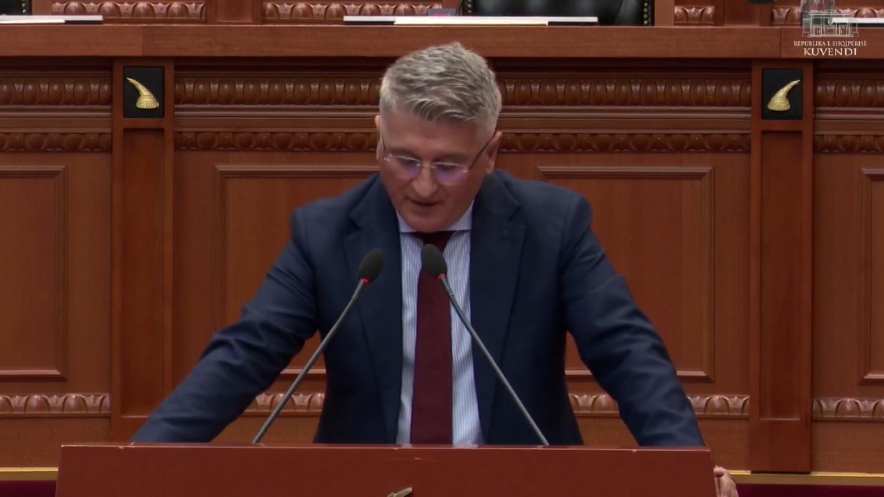 Gjekmarkaj homazh për Kadarenë në Kuvend: T’i ndërtohet një varr monumental dhe t’i organizohet një ceremonie rivarrimi ndërkombëtare