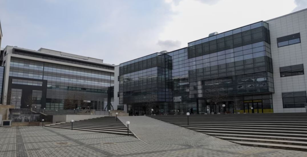 Gjykata hedh poshtë aktakuzën kundër tetë të pandehurve për falsifikim dokumentesh dhe shpëlarje parash