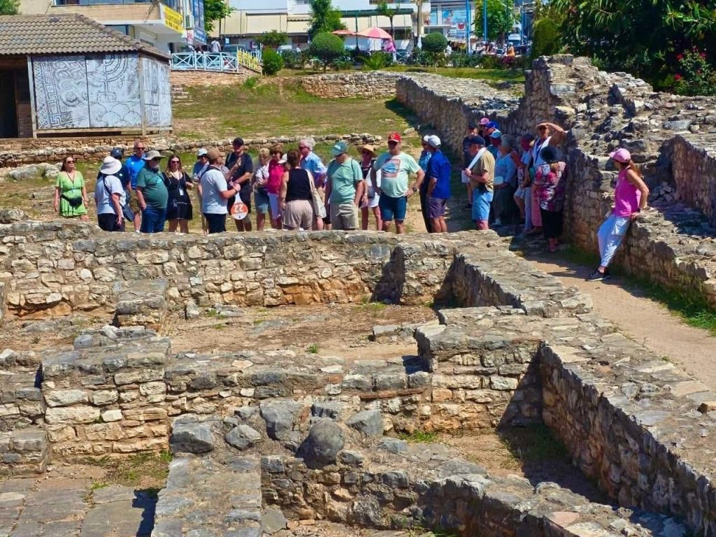 Gonxhja: Në Sinagogën Antike në Sarandë dhe Parkun Arkeologjik të Orikumit, turistët njihen me gjurmët e qytetërimeve të lashta