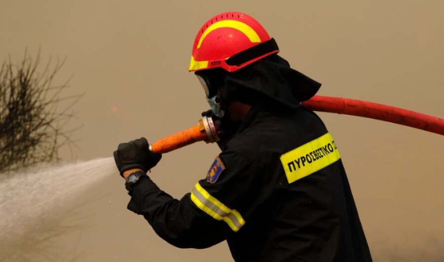 Greqi/ Zjarr i madh përfshin një zonë bujqësore të Messinis