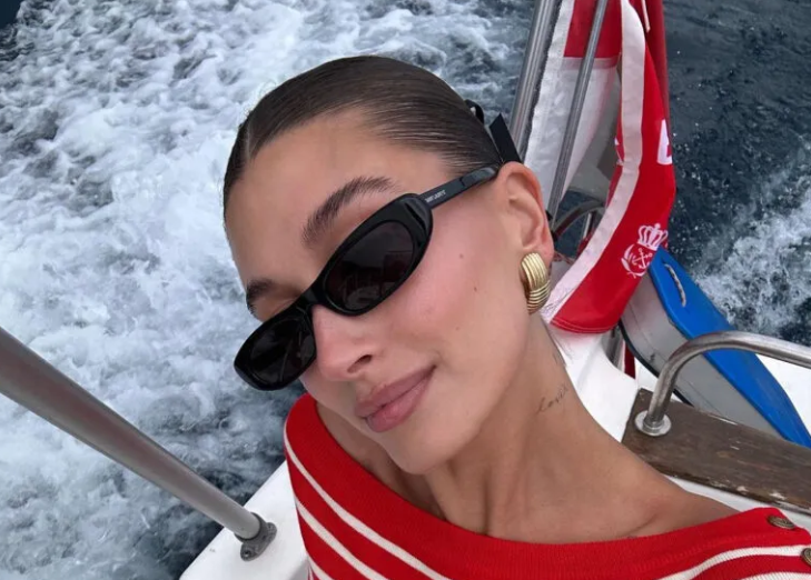Hailey Bieber ju jep 5 ide për modele flokësh gjatë ditëve të nxehta të verës