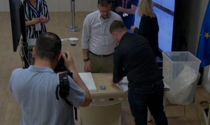 Hapen katër kuti të Vlorës, rrëzohet pretendimi i PD për fletët e votimit të papërdorura