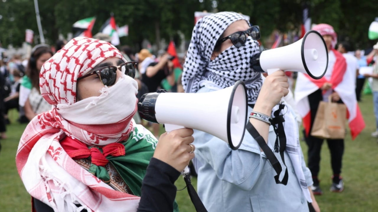 “Hesht kur fëmijët flenë, jo kur vdesin”/ Protesta masive në Holandë, dhjetëra mijëra qytetarë i drejtohen Hagës: Merrni masa kundër ‘gjenocidit’ të Izraelit në Gaza