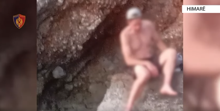 Himarë/ Mbeti i bllokuar në plazhin e Akuariumit, ndihmohet shtetasi amerikan