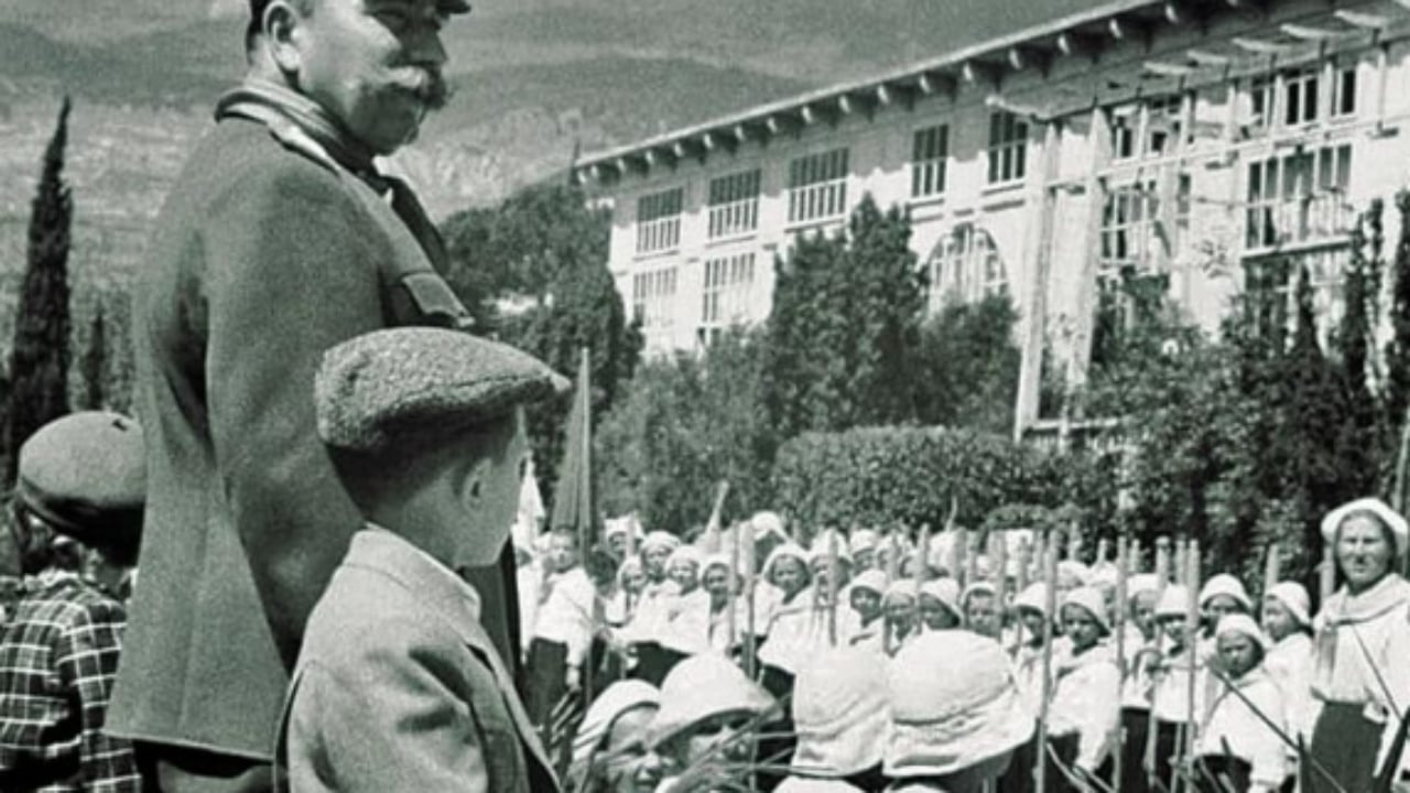 Himne, propagandë dhe riedukim! Kampi “Artek” në Krime, destinacion për fëmijët e rrëmbyer ukrainas