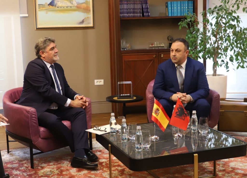 Hoxha pret në takim ambasadorin e Spanjës: Propozime për thellimin e bashkëpunimit në fushën e sigurisë