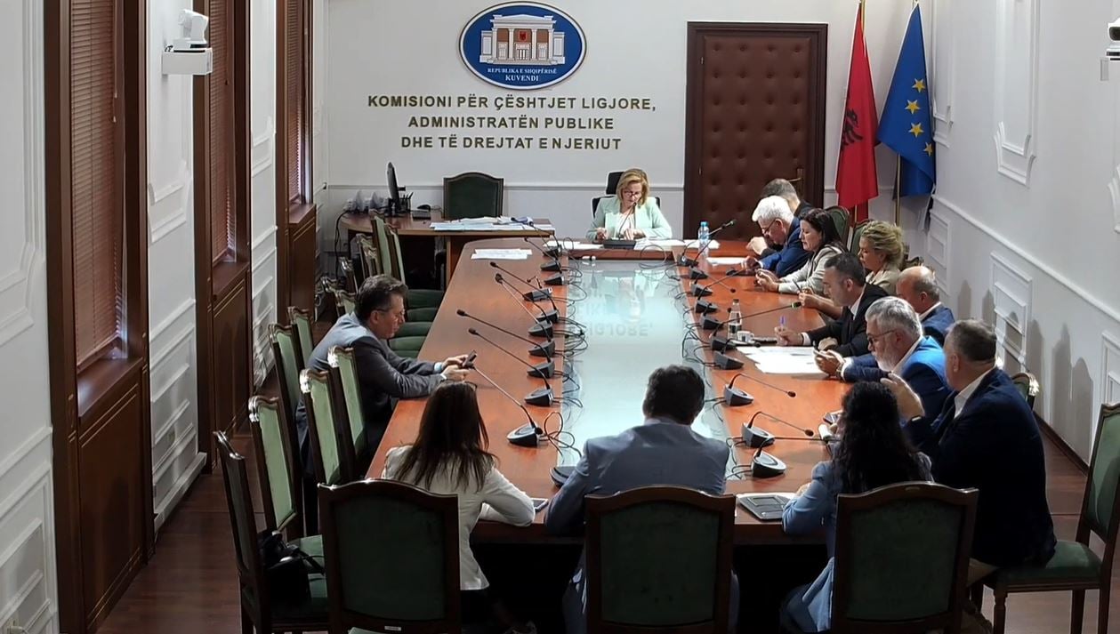 I rikthehet punës Komisioni i Ligjeve, Alibeaj dhe Dogjani braktisin mbledhjen pas përplasjes me Bushkën