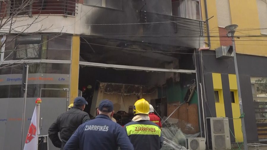 I vuri flakën shtëpisë së një gruaje prej borxheve të të birit, arrestohet 27-vjeçari