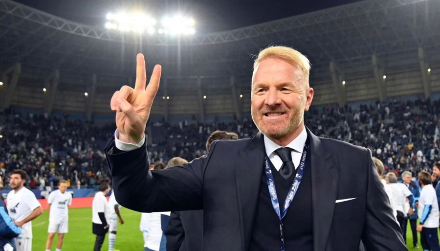 Igli Tare në tribunë gjatë Shqipëri-Serbi, zbulohen dy të vëzhguarit e tij për Milanin