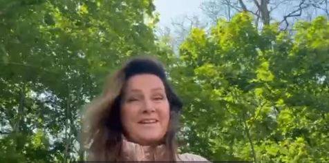 Ikona e pop-it, Jenny nga Ace of Base sonte në sheshin “Skënderbej”