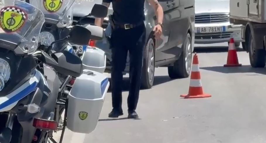 Incident rrugor në Vlorë/ Automjeti godet dy turistë, jashtë rrezikut për jetën