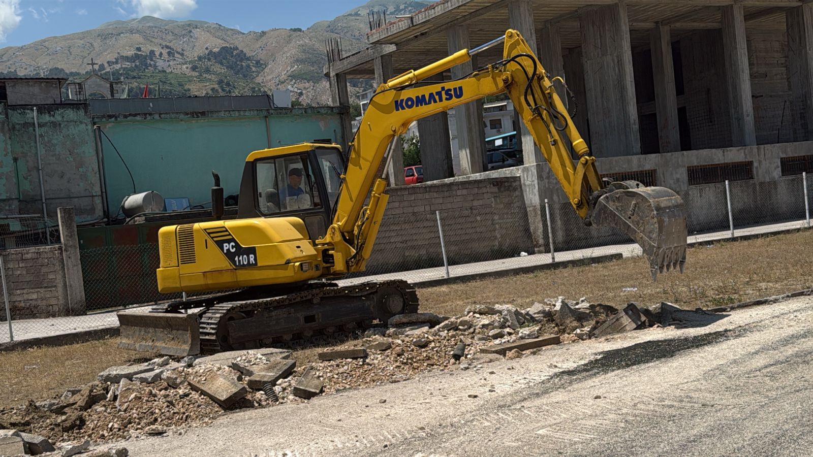 Investimet në infrastrukturë/ FSHF nis punimet për fushën e re në Gjirokastër