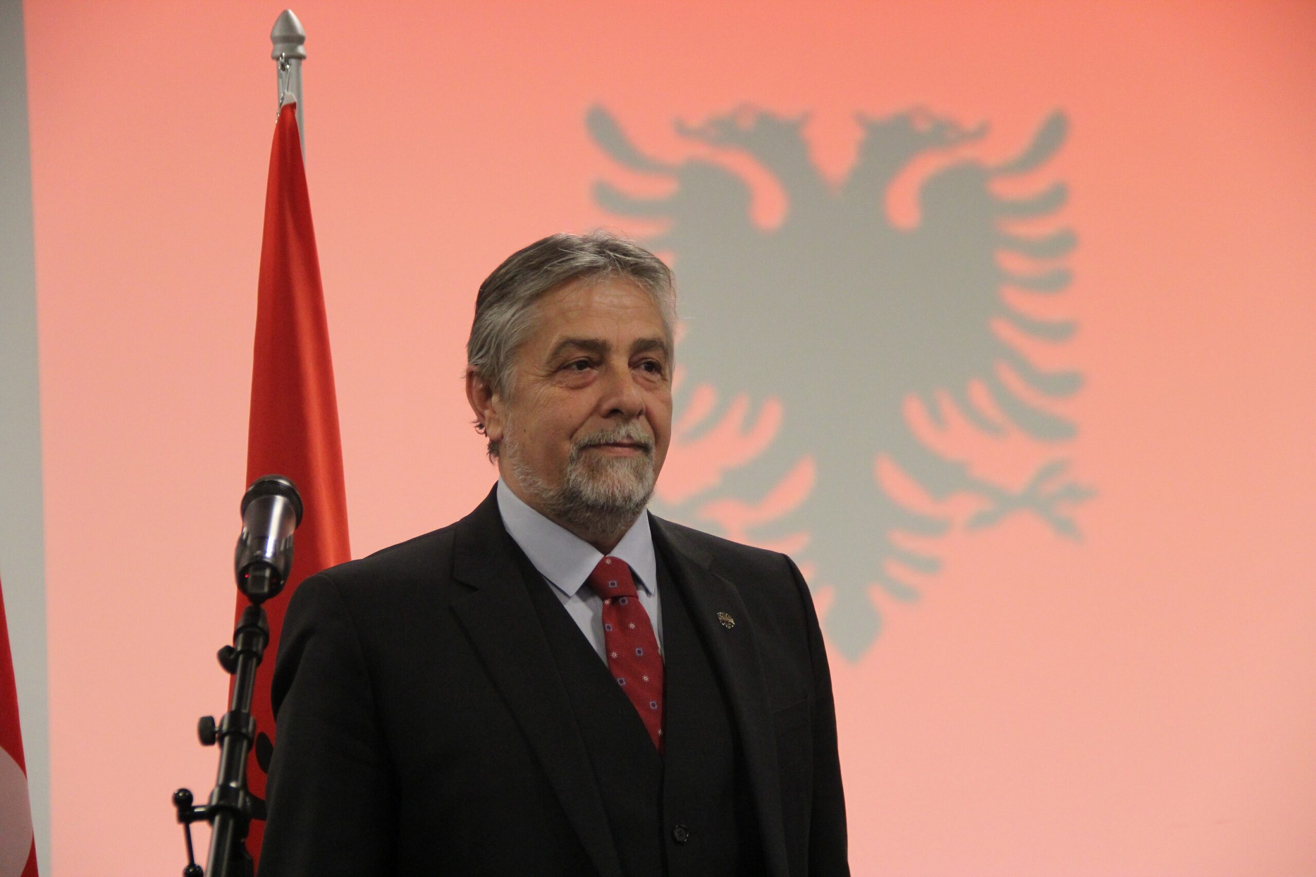 “Investimi në armatime, tema kryesore në samit”, Ambasadori i Shqipërisë në NATO: Tirana vendi pritës në 2027, ngjarje historike!