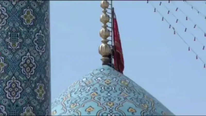 Irani jep sinjal për hakmarrje ndaj Izraelit, ngre flamurin e kuq në xhaminë kryesore