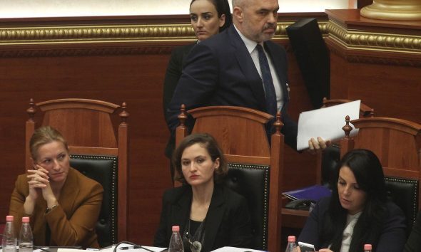 Ish-ministrja e Edi Ramës shpall kandidaturën për kryebashkiake të Prishtinës
