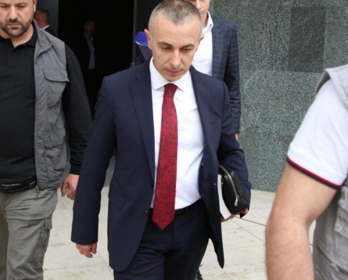 Ish-prokurori Arjan Ndoja paraqitet në SPAK, tregon me detaje ditën e atentatit: Na qëlluan me dy armë, të shtënat zgjatën 10 sekonda