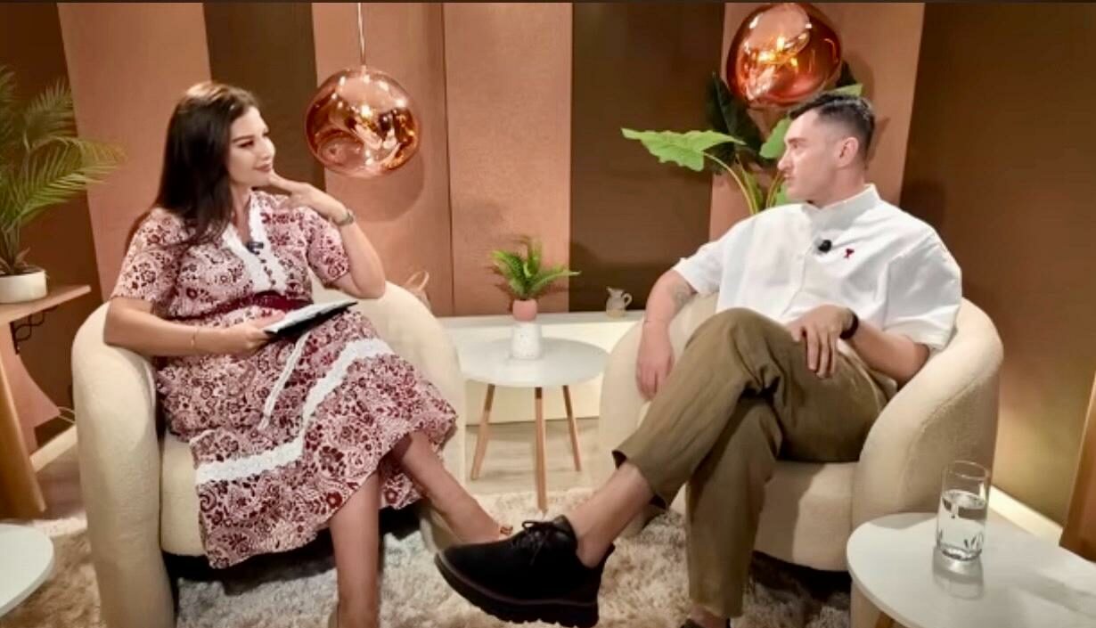 “Ishte një moment i vështirë…”, Drini Zeqo rrëfen në “Elevate” ndarjen e prindërve