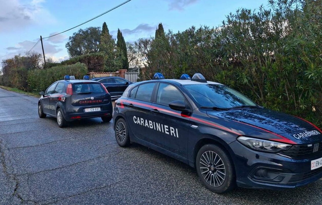 Itali/ Tre shqiptarë shkuan për të vjedhur, por u zbuluan nga pronari! I zoti i shtëpisë qëllon me armë, plagos njërin prej tyre