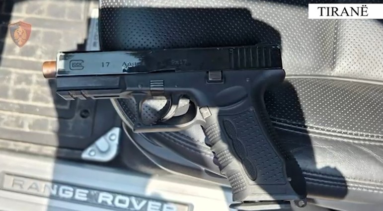 Iu gjet armë zjarri e një sasi municioni luftarak/ Pranga 28-vjeçarit, 2 në kërkim