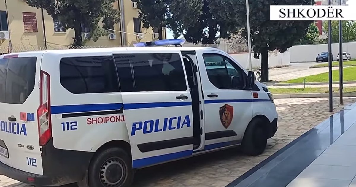 Iu gjetën 2 kallashnikovë në automjet, arrestohet 19-vjeçari që ishte në kërkim nga GJKKO