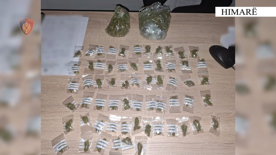 Iu gjetën 64 doza drogë, i shiste në lokalet e natës në Dhërmi/ Pranga 19 vjeçarit