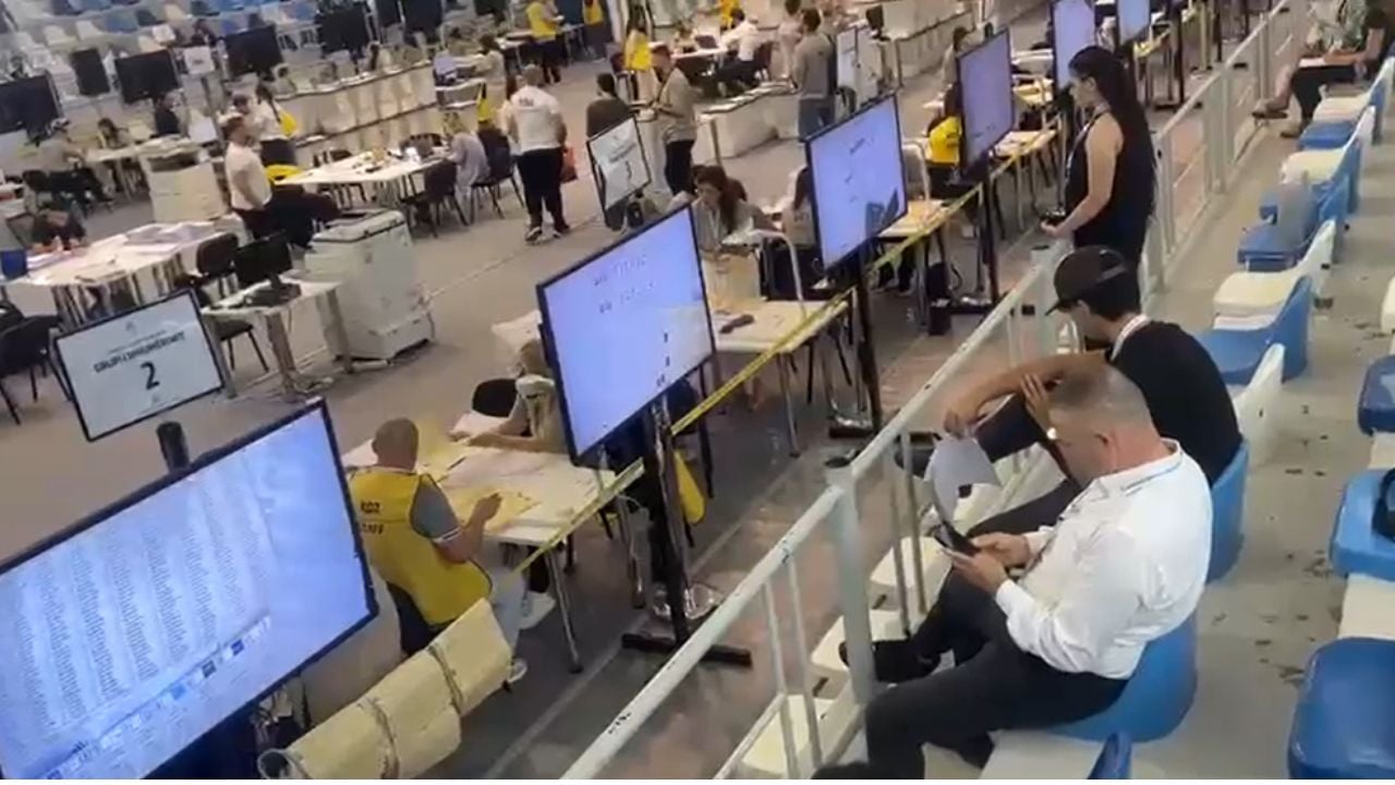 Iu ndalua hyrja në Pallatin e Sportit “Farie Hoti”/ Asllan Dogjani sfidon KAS dhe policinë, rikthehet në ambientet e rinumërimit