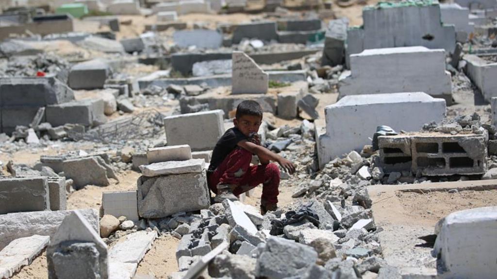 Izraeli pezullon ndihmat në Gaza, ushtria vijon sulmet duke vrarë të paktën 16 palestinezë