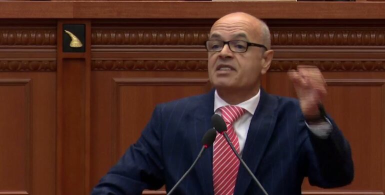 “Je kampioni i vjedhjes dhe grushtit të shtetit”/Deputeti, ‘nuk kursen’ Kreun e PD-së: Sali ti je i fundit në…