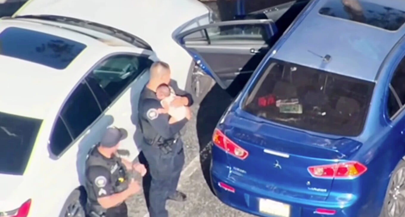 Kaliforni, oficerët e policisë shpëtojnë foshnjën e harruar në makinë në temperaturën 43 gradë