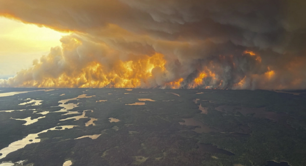 Kanadaja prej ditësh në luftë me flakët e zjarrit, tymi mbulon 1/3 e SHBA-ve