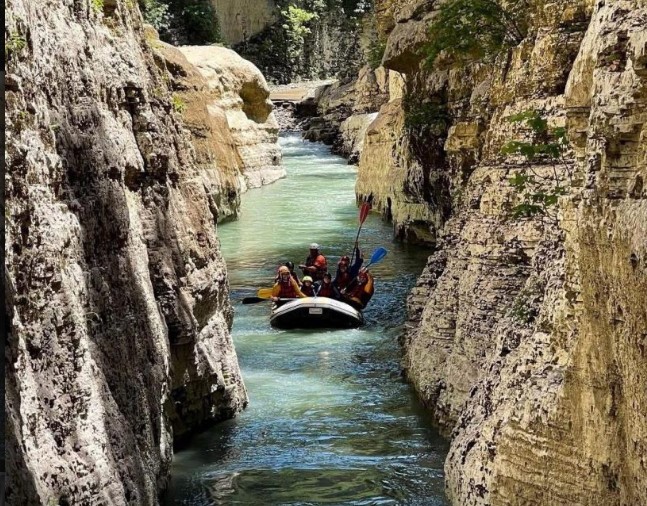 Kanionet e Skraparit: Destinacion i mahnitshëm për rafting e turizëm në Shqipëri