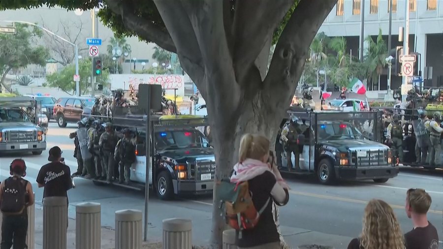 Kaos dhe “luftë civile” në Kaliforni, pas ushtrisë, Trump dërgon marinsat për të vrarë protestat