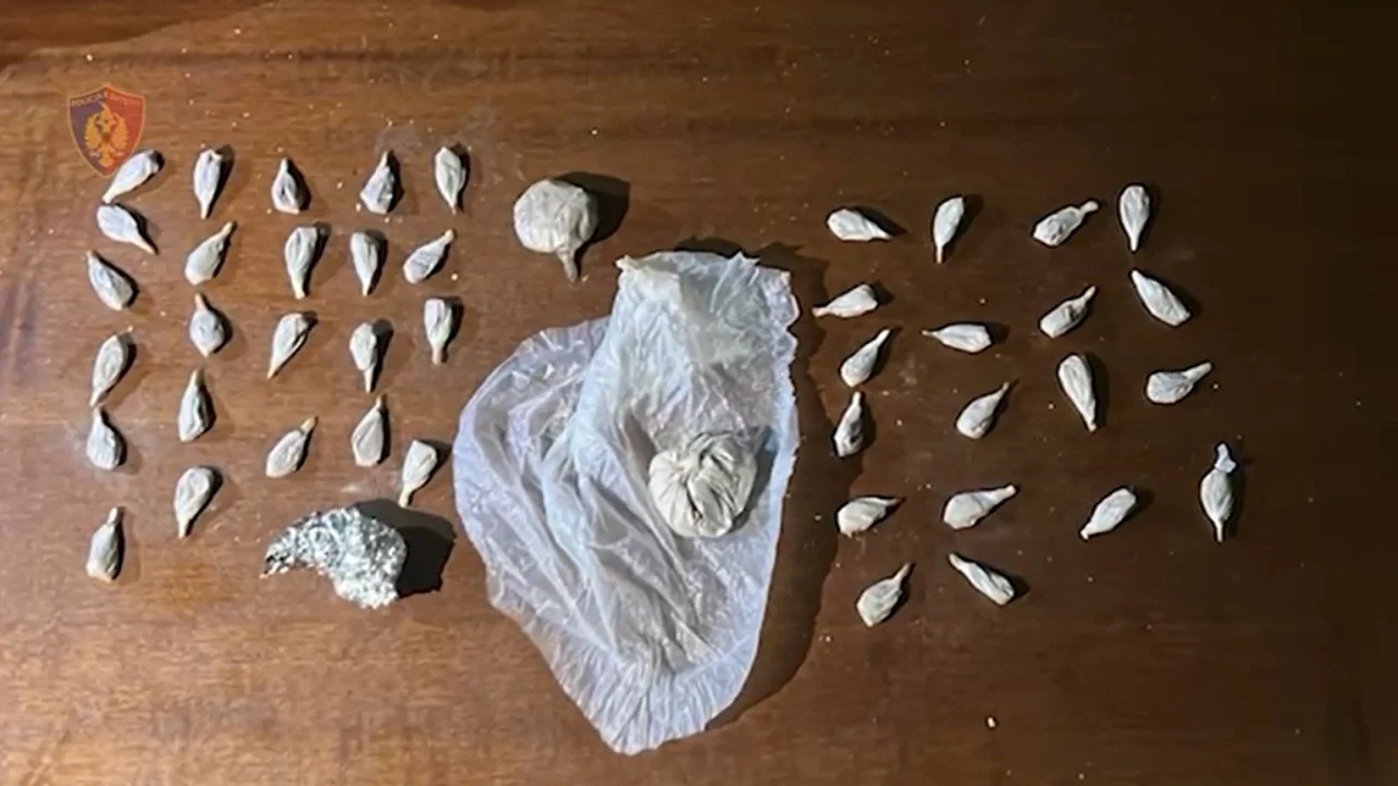 Kapet në flagrancë me ‘porcionet’ gati, 22-vjeçari shpërndante kokainë në Durrës