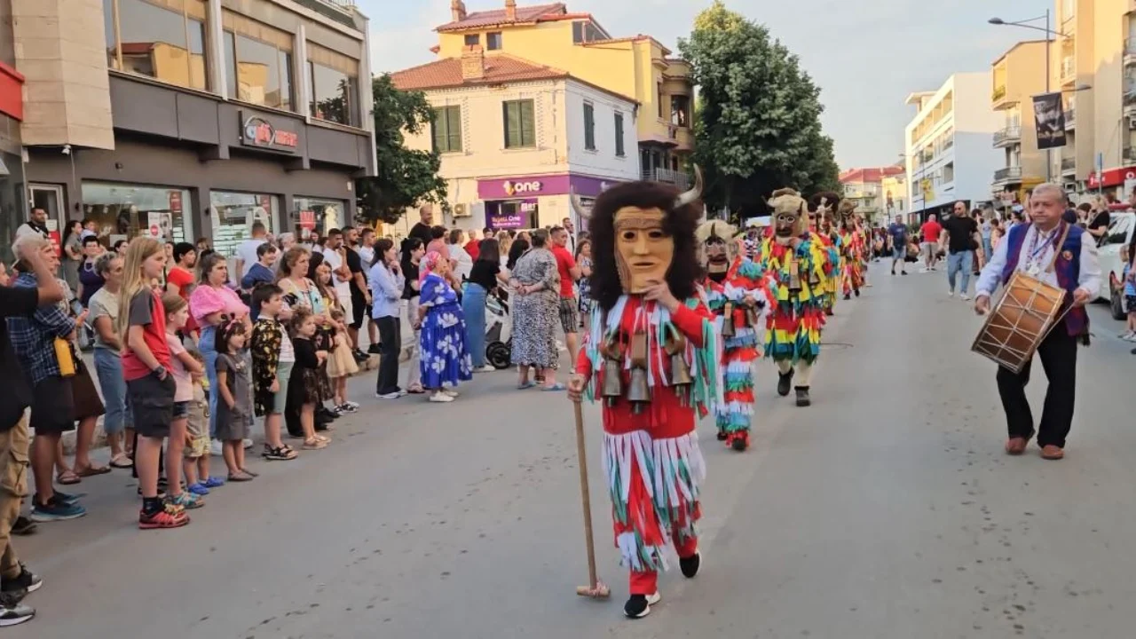 Karnavalet “ndezin” Korçën