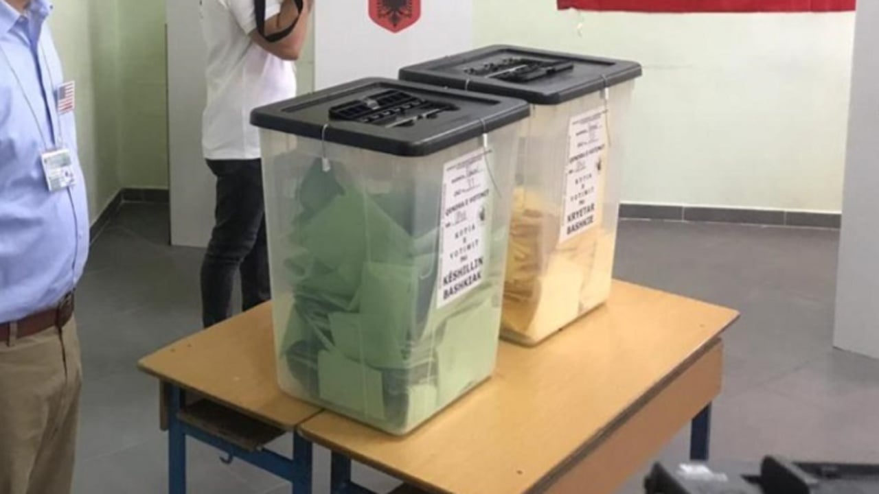 KAS vendos hapjen e kutive të votimit në Peqin dhe Gramsh